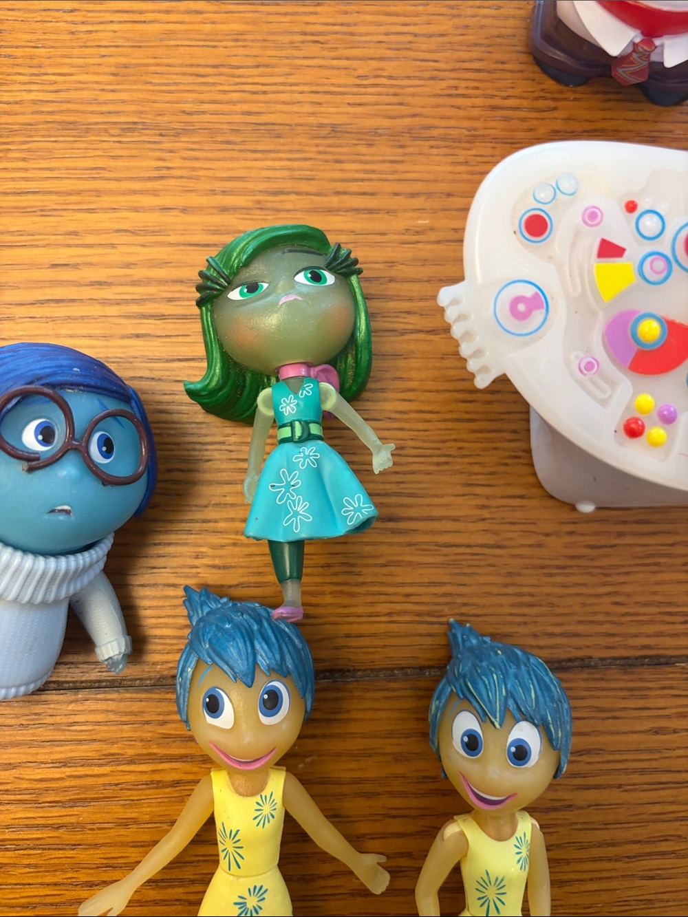 Inside Out Joy & Friends Playset - Yellow Figures with Accessories - Picture 2 of 5